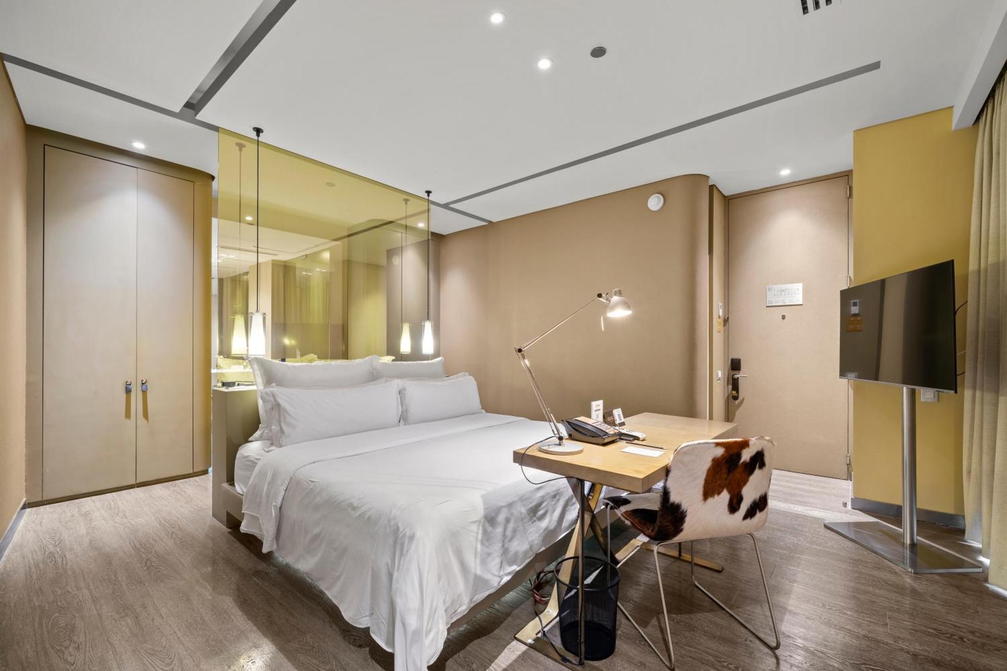 Zimmer mit Kingsize-Bett und Balkon